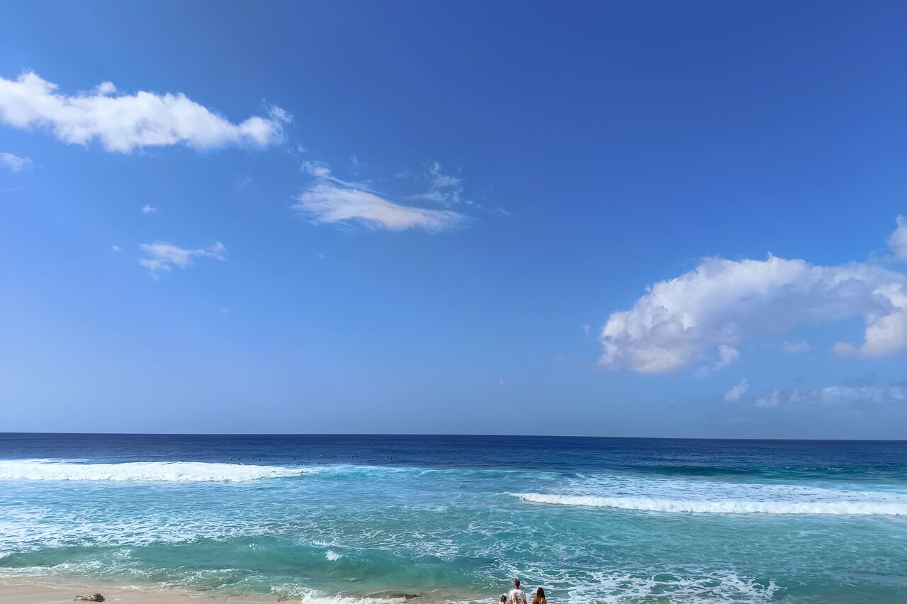 seht ihr die Surfer da hinten ?