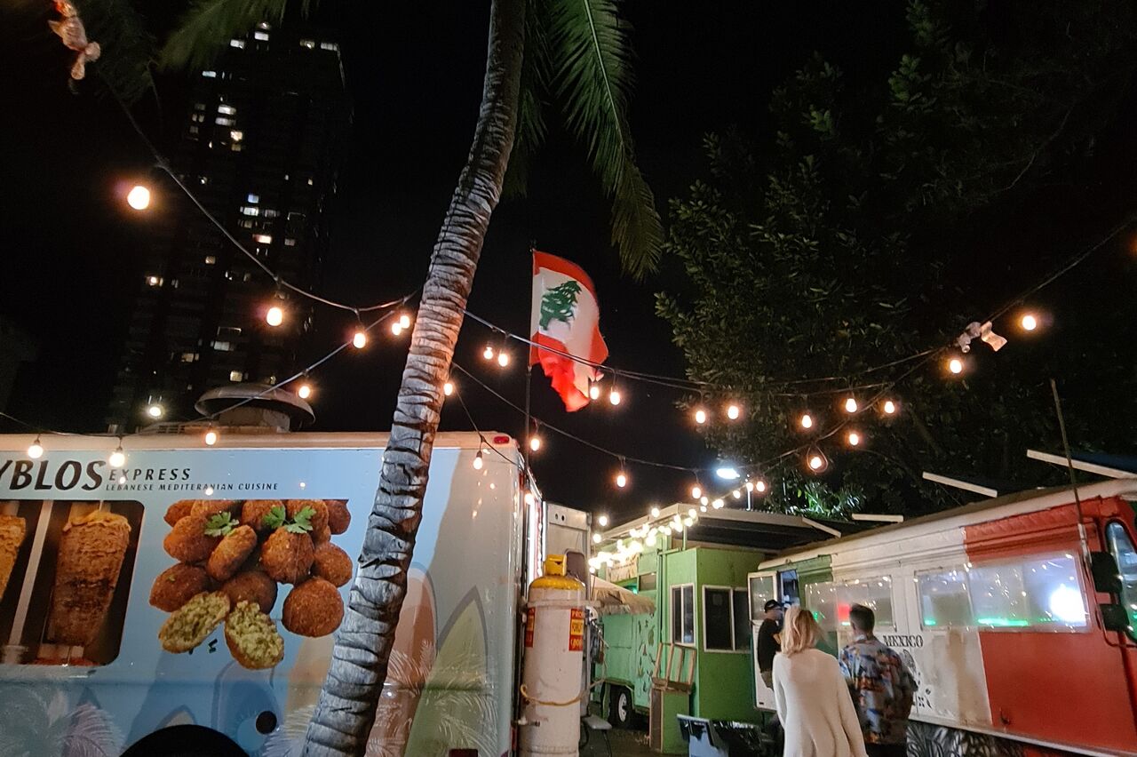 -on der Straße aus sah man nur zwei FoodTrucks