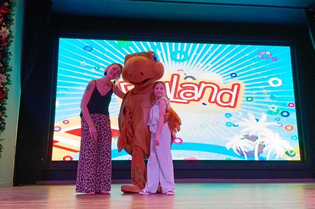 Tägliches Pflichtprogramm: die Kindershow mit Calu der Schildkröte