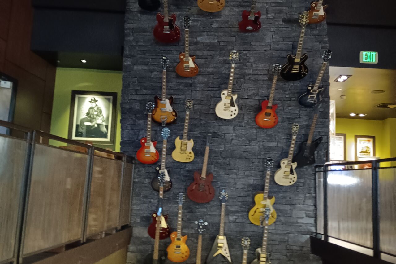 die Treppe rauf zum Cafe ist mit Gitarren dekoriert