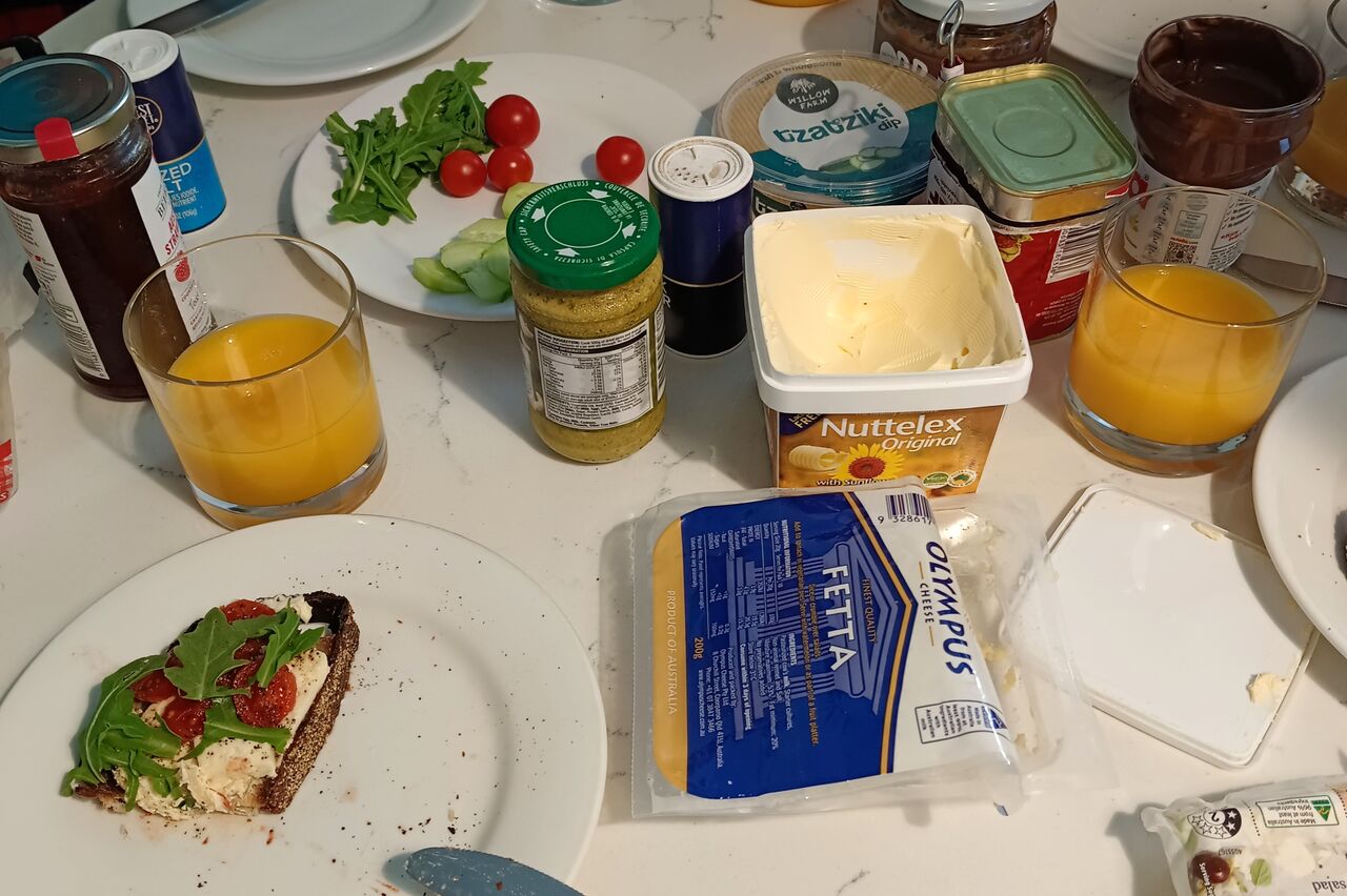 endlich Schafskäse mit Rucola und Zwiebel und Tomate auf SCHWARZBROT !!!