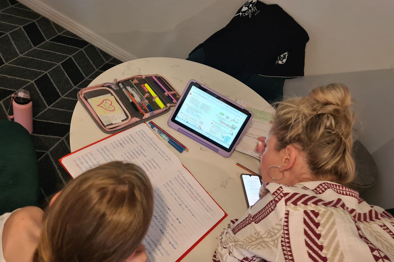 Emmy lernt fleißig mit Frau Lehrerin