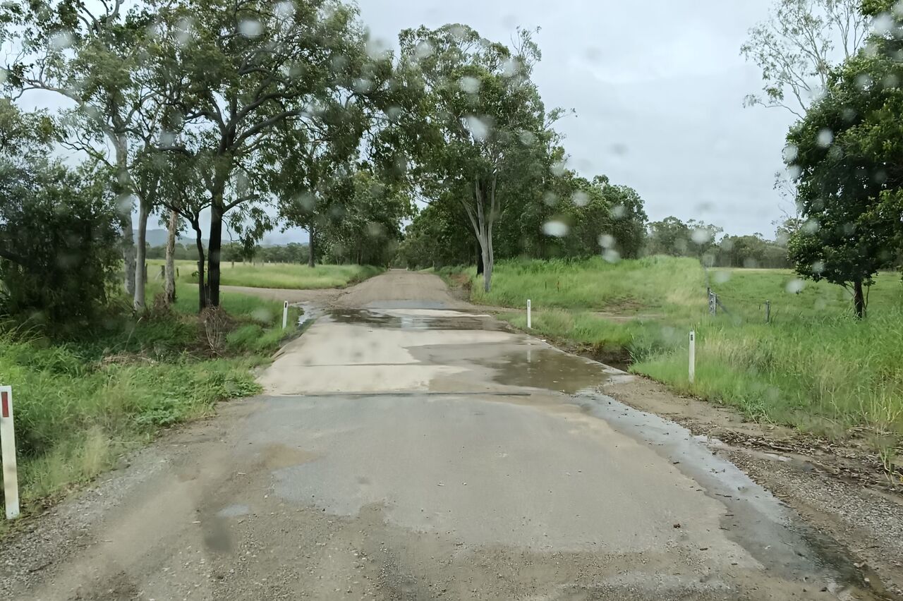 wir sind noch nicht weit, da ist schon das erste Wasser auf der Strasse