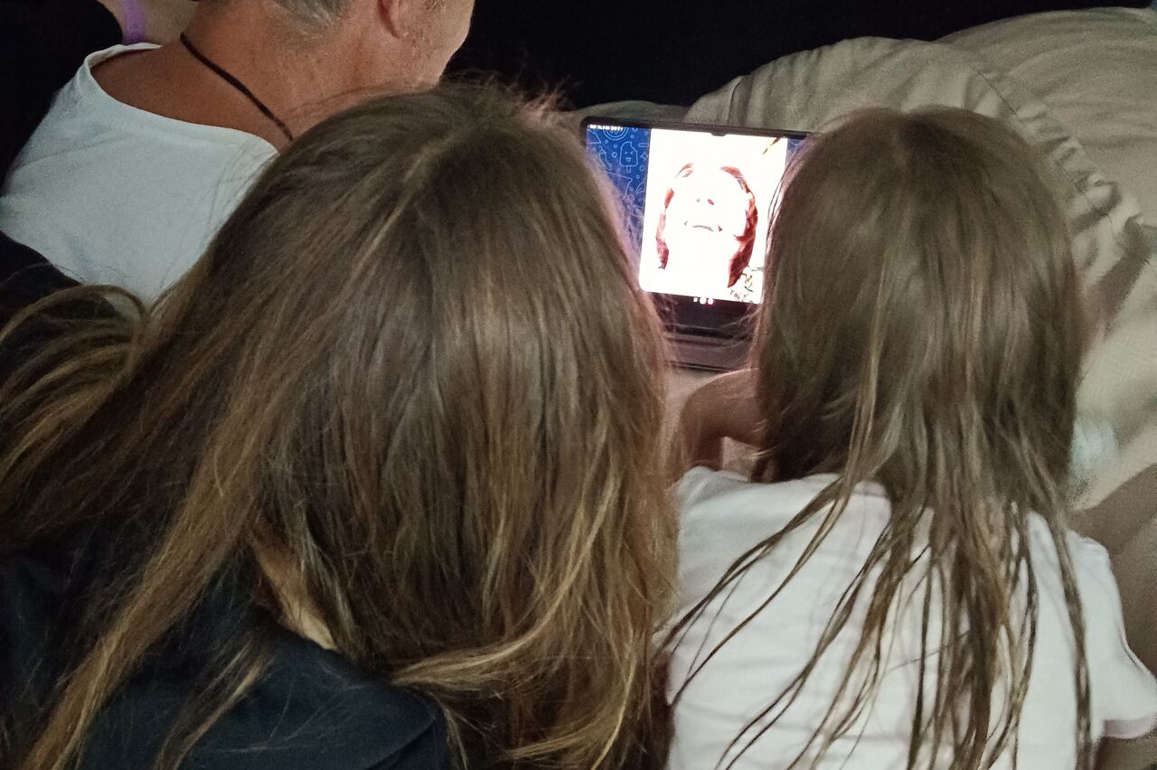 und wir telefonieren mit Oma, 10 Stunden Zeitverschiebung, rund um die Welt, aber funktioniert gut ;)