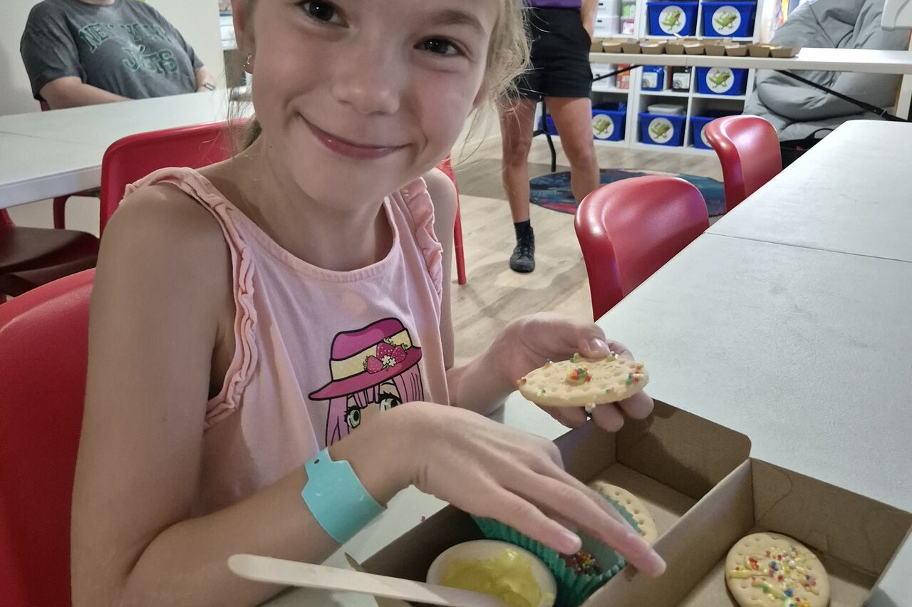 Bobby beim Plätzchen dekorieren im Kidsclub