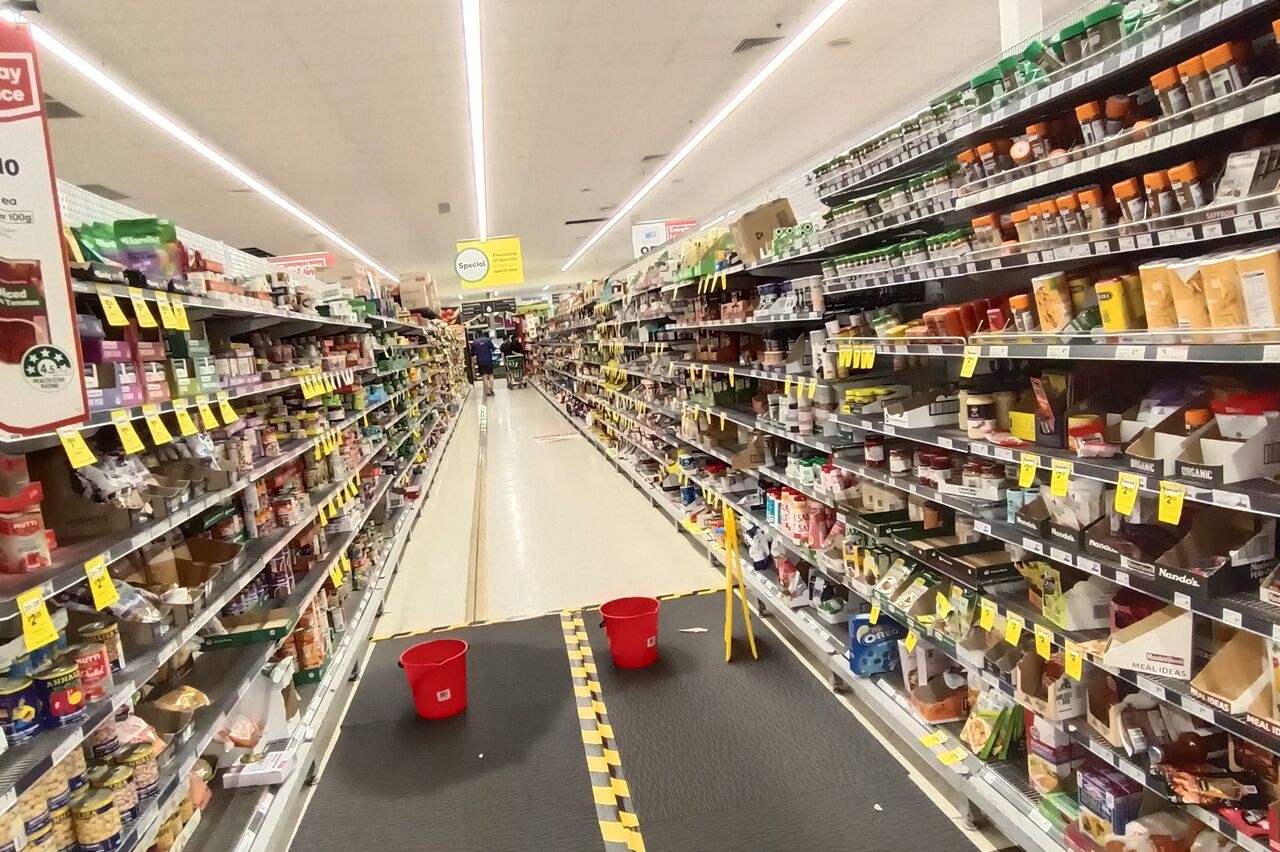 im Supermarkt läuft das Wasser durch die Decke