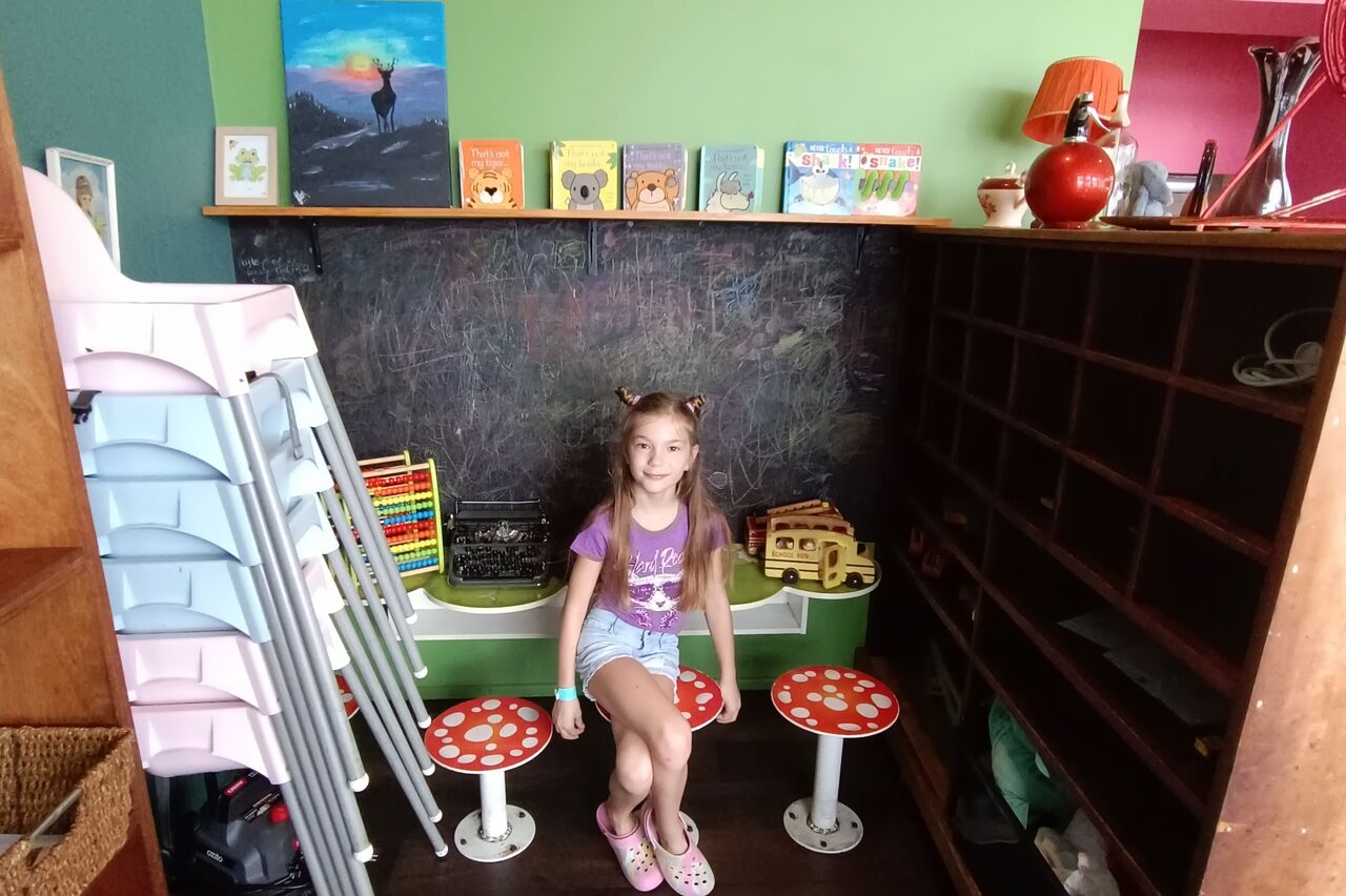 Bobby hat die Spielzeugecke entdeckt, hier hat Polly vor 10 Jahren schon gespielt