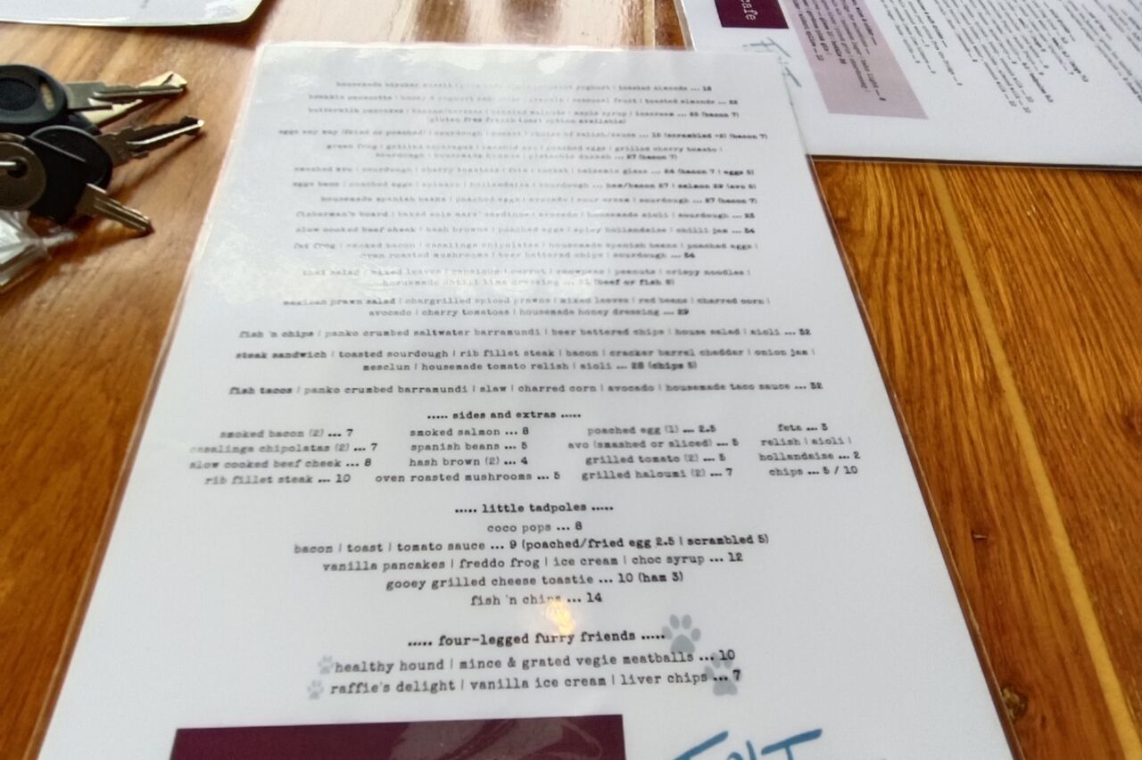 die Karte ist übersichtlich, das Frühstück nicht günstig, aber schon die Athmosphäre allein ist jeden Cent wert